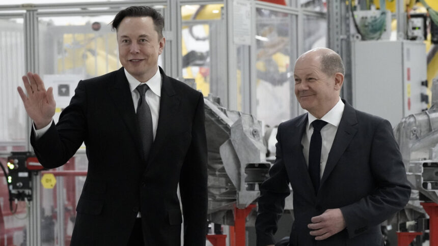 Elon Musk und Bundeskanzler Olaf Scholz bei der Tesla-Eröffnung 2022.