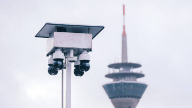 Mehrere Dome-Überwachungskameras, im Hintergrund ein Fernsehturm