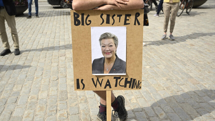 Ein Demonstrant in Stockholm mit einem Schild, das Ylva Johansson zeigt.