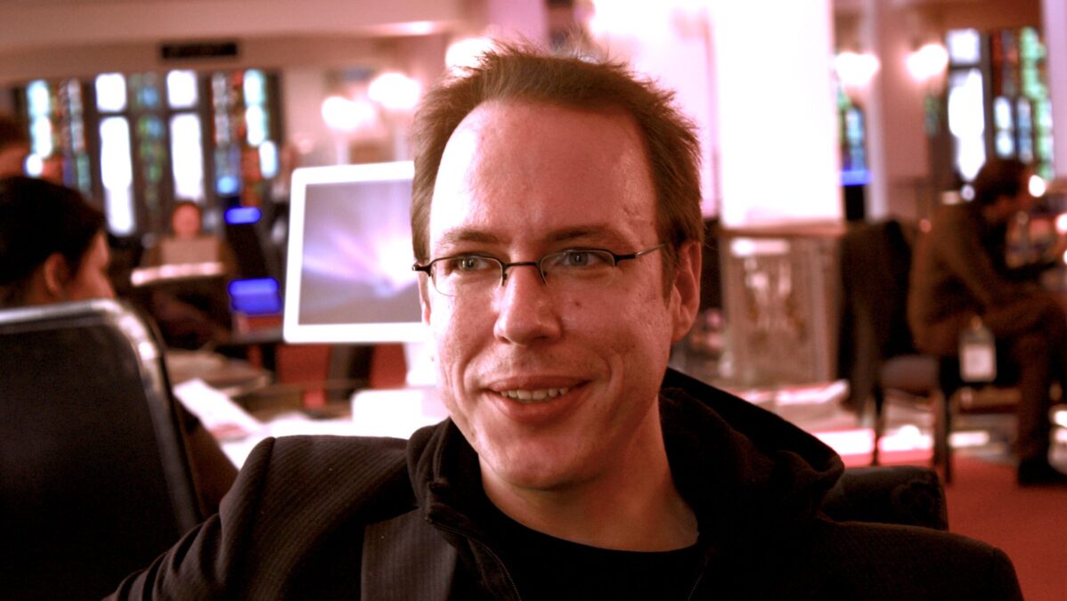 Markus Beckedahl, im Hintergrund Bildschirme.