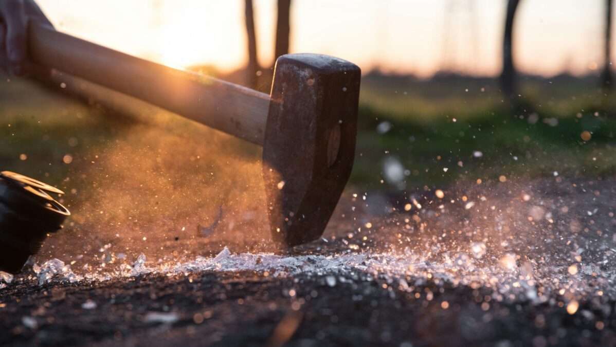 Hammer trifft auf Glas