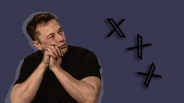 Elon Musk mit aufgestützten Ellenbogen, sein Kopf ruht auf seinen verschränkten Händen. Er schaut nachdenklich nach rechts. Dort ist drei Mal das Logo der X Corp. zu sehen.