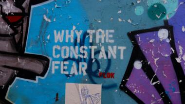Streetart mit Aufschrift: "Why the contant fear?"