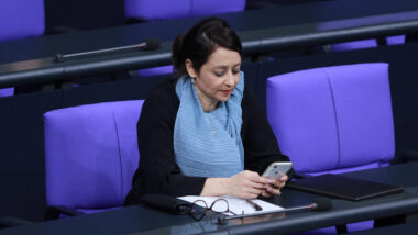 Berliner Justizsenatorin Felor Badenberg schaut im Bundestag auf ihr Smartphone