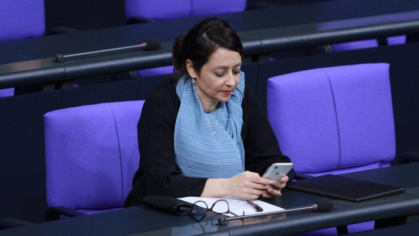 Berliner Justizsenatorin Felor Badenberg schaut im Bundestag auf ihr Smartphone