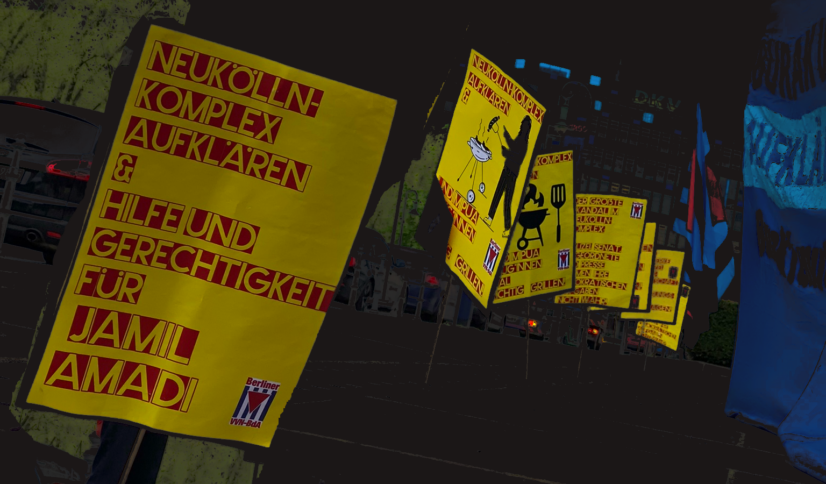 Zu sehen sind gelbe Plakate vor einem dunklen Hintergrund. Sie Fordern die Aufklärung des Neukölln Komplexes und Jamil Amadi.