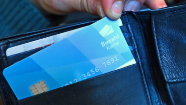 Nahaufnahme einer Bezahlkarte, die in einer Geldbörse steckt.