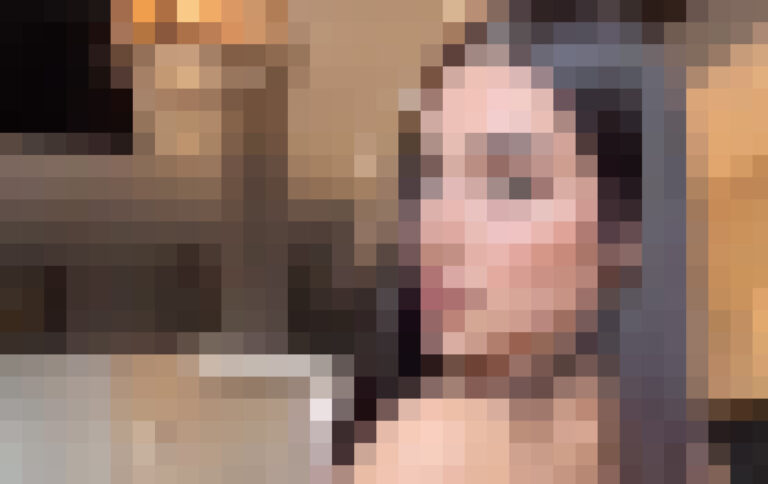 Verpixelte Frau