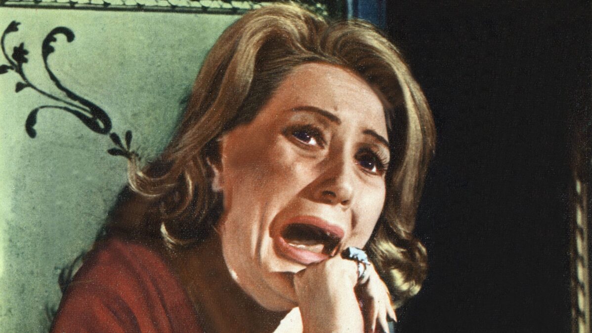 Frau in einer Filmszene mit angstverzerrtem Mund