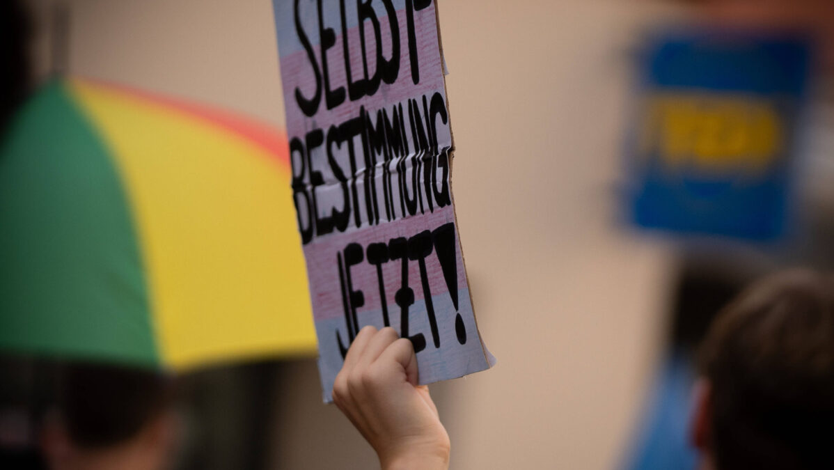 Hand hält Schild "Selbstbestimmung jetzt"