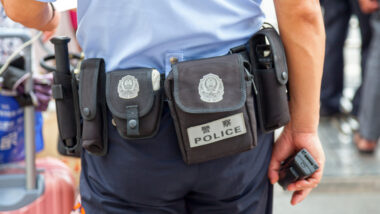 Foto zeigt den Gürtel und Taschen eines chinesischen Polizisten