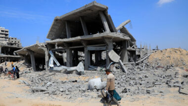 Ein Mensch geht an einem zerstörten Gebäude im südlichen Gazastreifen vorbei