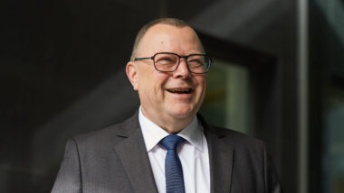 Michael Stübgen, mit Brille, lachend