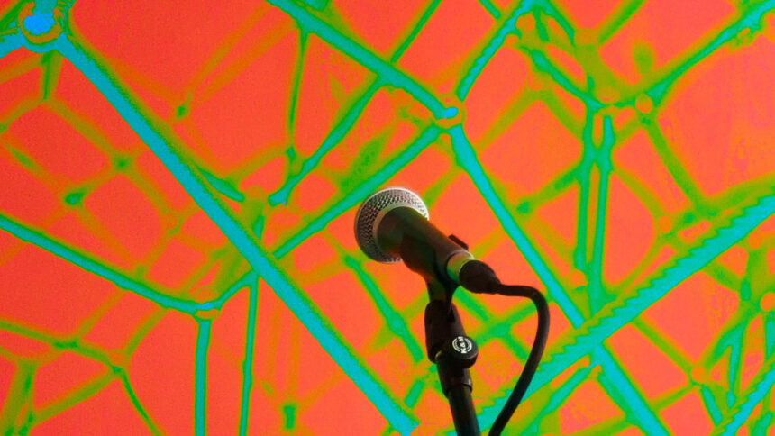 Ein Mikrofonständer vor orangenem Hintergrund mit Netz-Textur