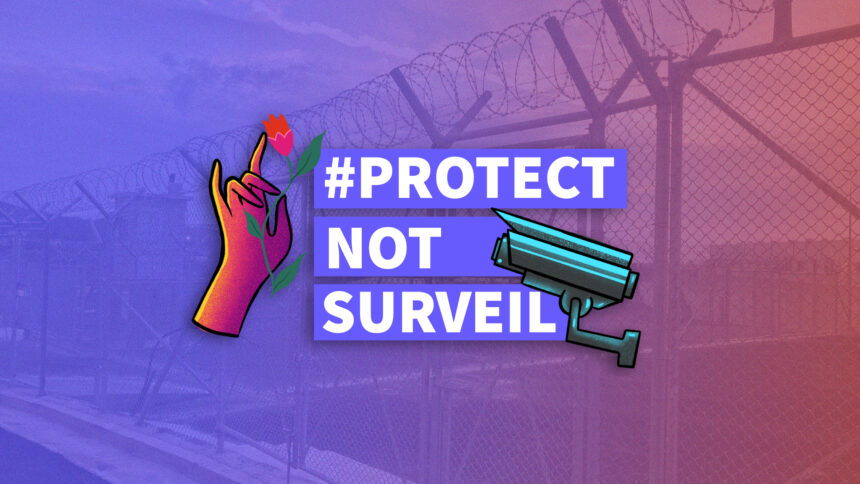 Im Hintergrund ist ein Stacheldrahtzaun zu sehen, über den ein blau-violetter Filter gelegt ist. Davor ist das Logo von #ProtectNotSurveil abgebildet. Es zeigt eine Wortmarke des Namens sowie eine Hand, die eine Blume hält und eine Überwachungskamera.