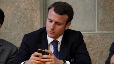 Macron mit Handy