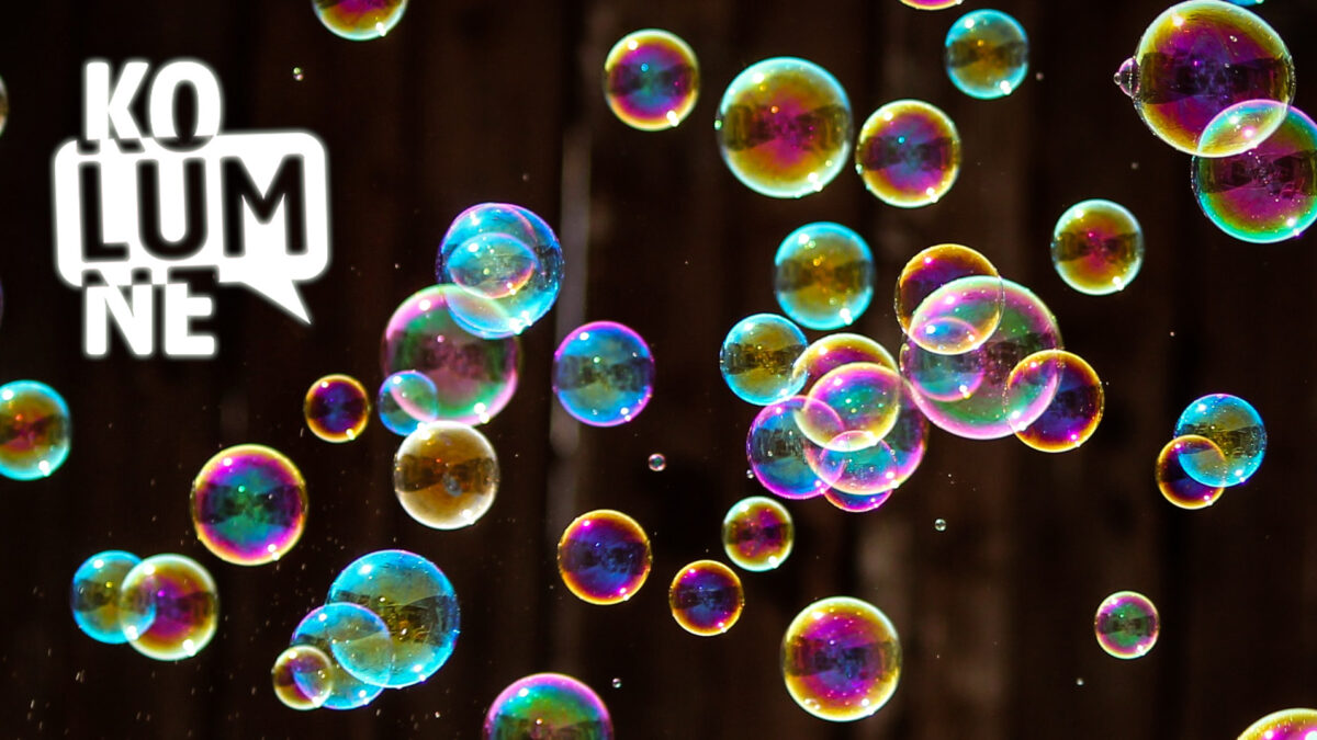 Viele bunt schillernde Seifenblasen