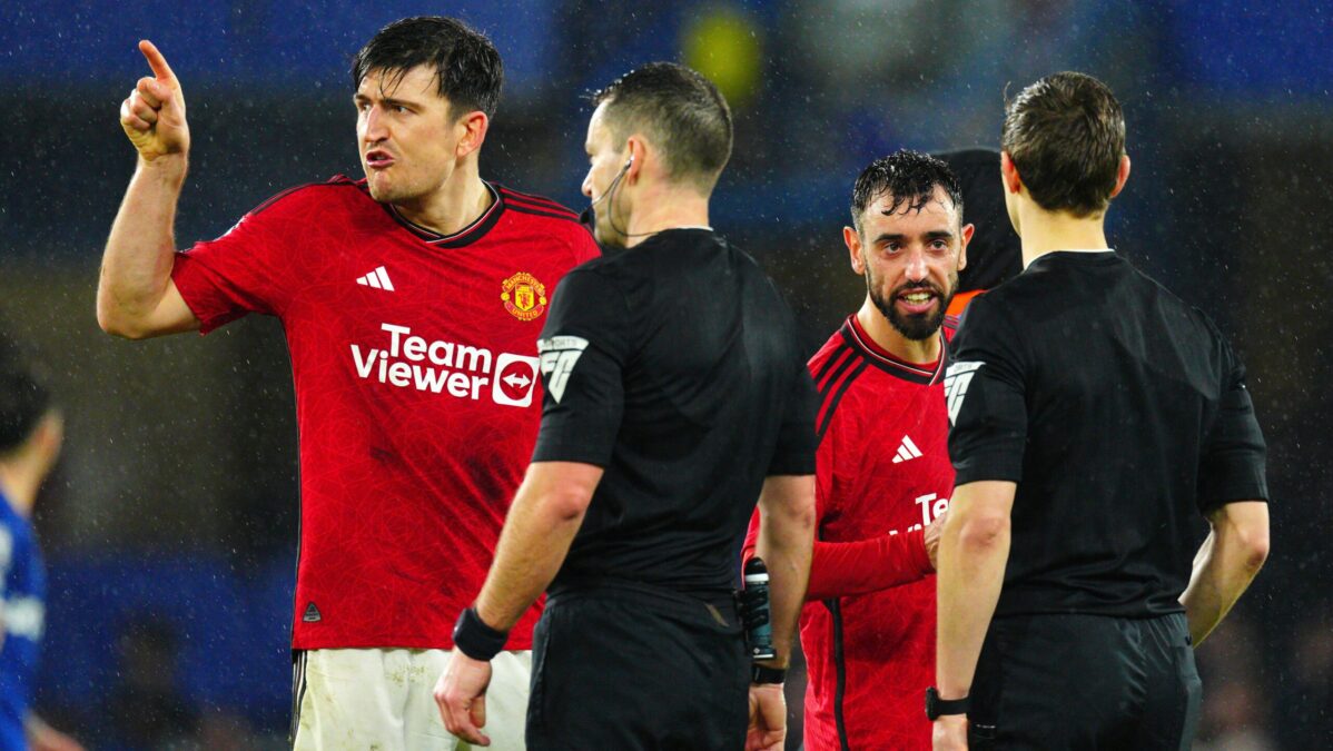 Zwei Fußballer best Heeren sich bei Schiedsrichtern.