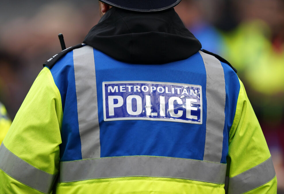 Beamter von hinten, auf dem Rücken der Schriftzug "Metropolitan Police"