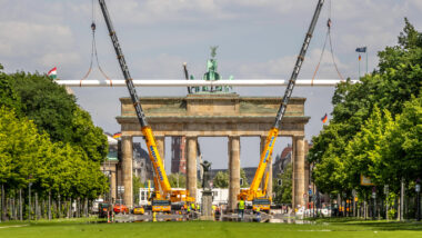 Kunstrasen vor dem Brandenburger Tor anlässlich der EM 2024.