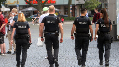 Polizeibeamte auf Streife in der Innenstadt von Frankfurt