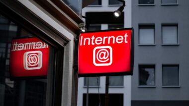 Ein rot leuchtendes Internet Schild