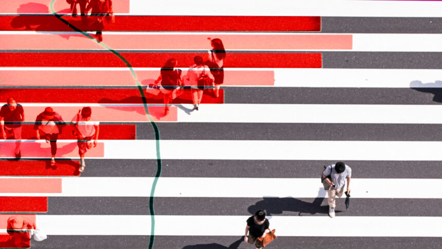 Foto von oben, wie mehrere Menschen auf einem großen Zebrastreifen gehen. Darüber gelegt ist ein Balkendiagramm, die Balkenbreite entspricht der Breite der Zebrastreifen-Streifen