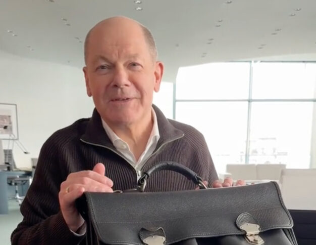 Olaf Scholz und seine Aktentasche bei TikTok