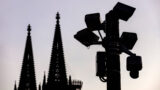 Videokameras, dahinter die Siloutte des Kölner Doms.