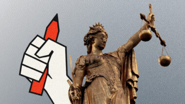 Eine Comic-Faust mit einem roten Bleistift in der Hand symbolisiert Pressefreiheit. Außerdem eine Justitia.