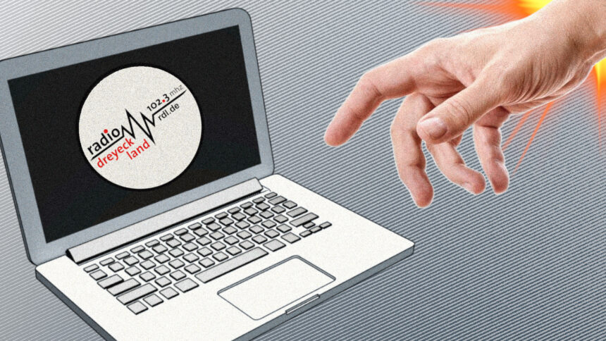 Eine Hand streckt sich nach einem Laptop aus. Auf dem Laptop ist das Logo von Radio Dreyeckland zu sehen.