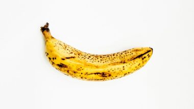 Eine Banane mit ein paar Braune stellen
