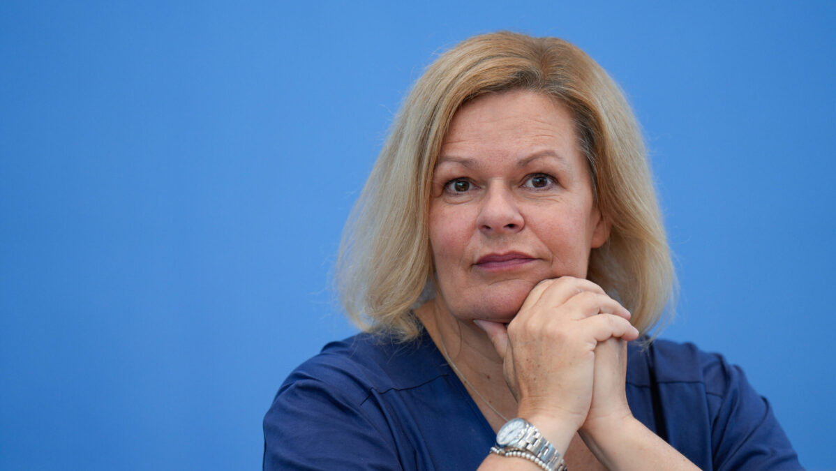 Nancy Faeser, beide Hände vor der Brust.