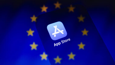 Ein Logo von Apples App Store im Mittelpunkt einer EU-Fahne.