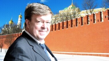 Alexei Soldatov, im Hintergrund die Kreml-Mauer