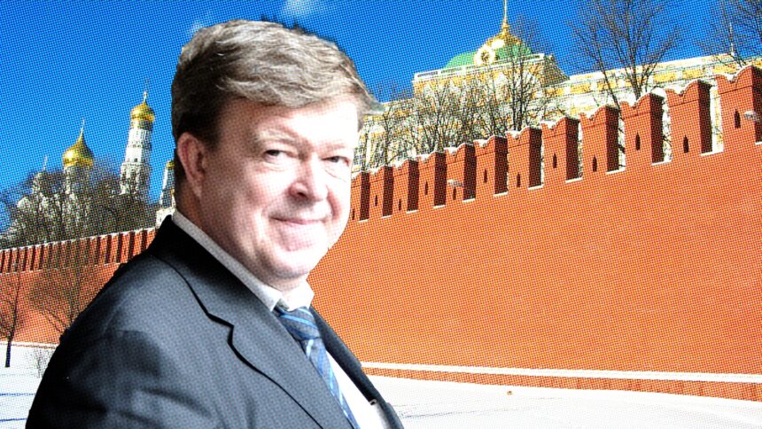Alexei Soldatov, im Hintergrund die Kreml-Mauer
