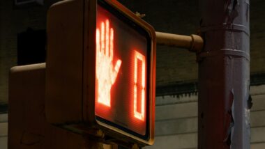 Eine Ampel zeigt eine rote Hand und die Ziffer 0.