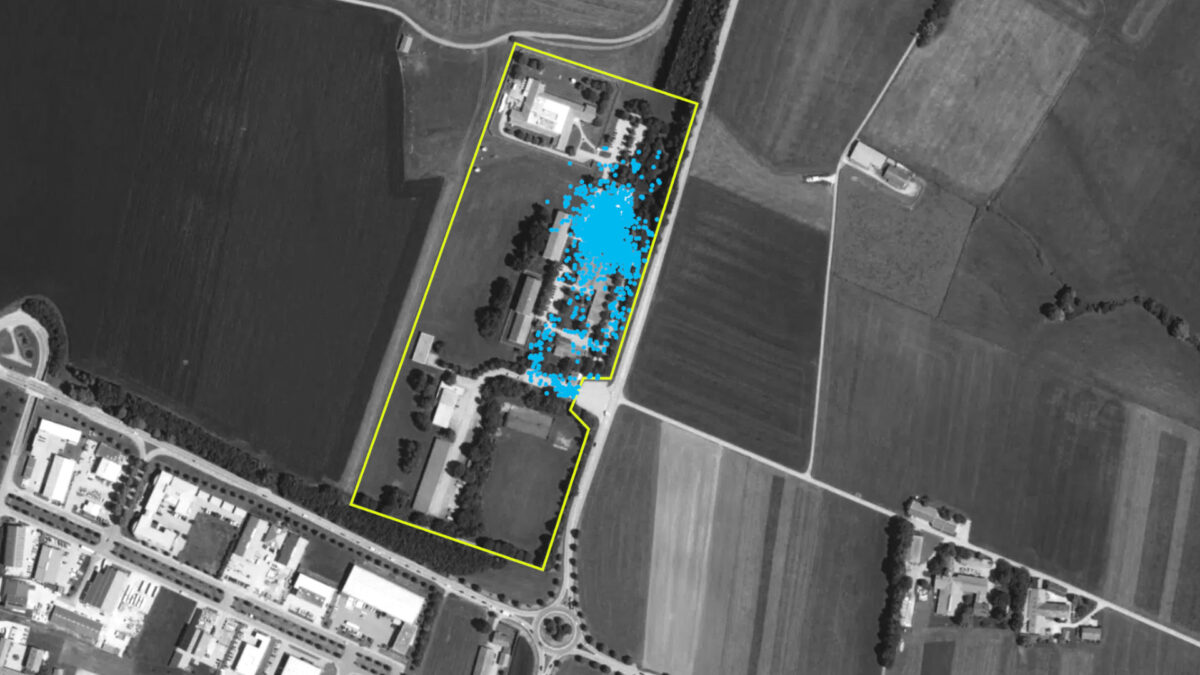 Satellitenaufnahme in Graustufen zeigt den BND-Standort Bad Aibling. Das Areal ist mir einem gelben Umriss hervorgehoben. Blaue Punkte sind im Areal sichtbar.