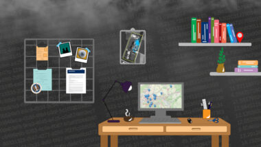 Im Hintergrund Zahlen-Kolonnen: Ortsdaten. Im Vordergrund eine illustrative Schreibtischszene. Auf dem Computer-Bildschirm eine Karte mit Ortsmarken.