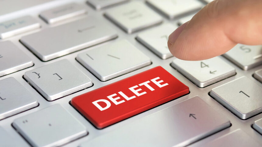 Finger drückt auf einer Tastatur auf eine rote Taste mit Aufschrift "Delete" (Löschen)