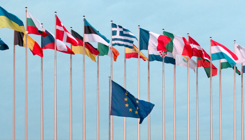 Fahnen vor dem EU-Parlament in Straßburg.