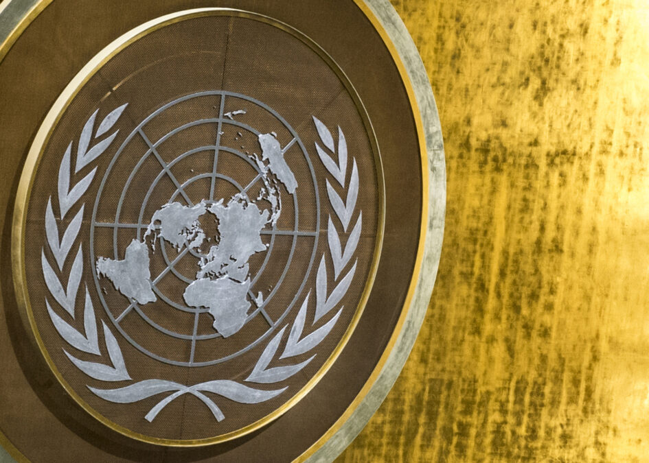 Das Logo der Vereinten Nationen im Saal der Generalversammlung.