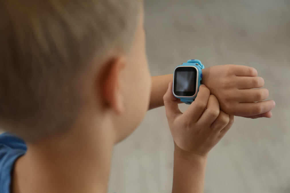 Kind von hinten, am Arm eine Smartwatch