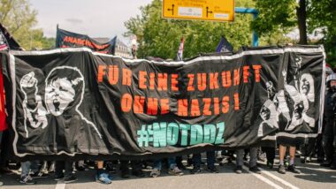 Ein Banner auf dem steht: "Für eine Zukunft ohne Nazis"