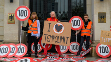 Aktivisten vom Aufstand der Letzten Generation bringen Tempo-100-Schilder zum Verkehrsministerium.