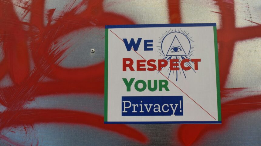 Aufkleber, auf dem steht: "We respect your privacy", durchgestrichen von einer sehr dünnen, roten Linie.