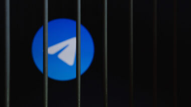 Ein Telegram-Logo hinter Gittern.