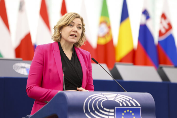 Henna Virkkunen spricht im EU-Parlament