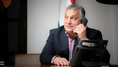 Viktor Orbán am Telefon.