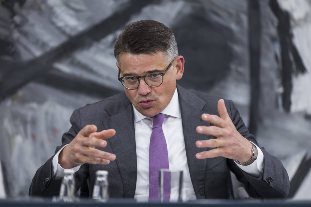 Boris Rhein gestikuliert beim Reden.